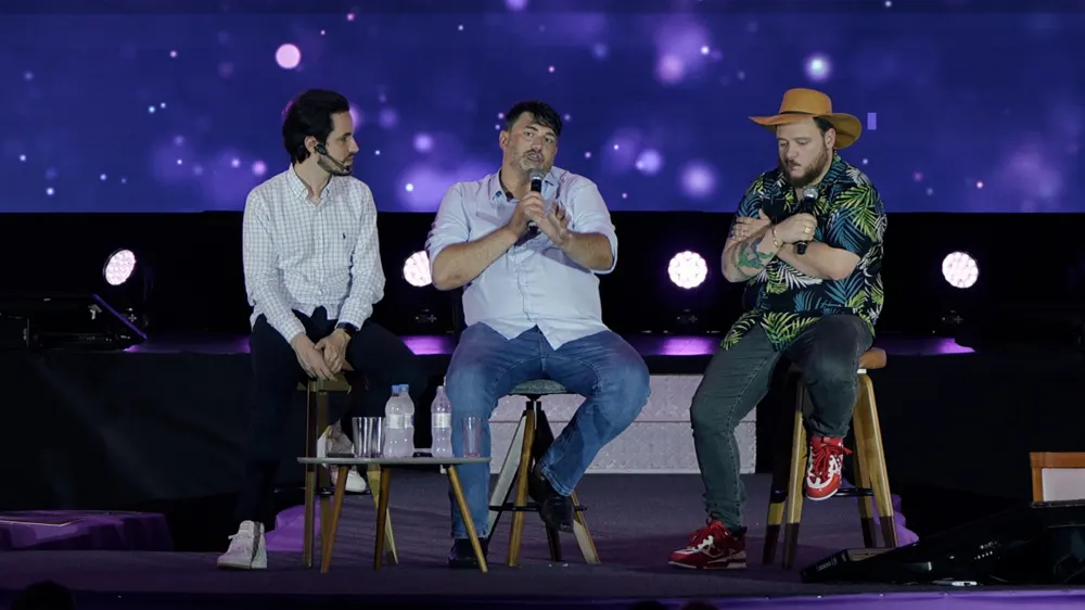 Painel no palco do Serra Summit 2025